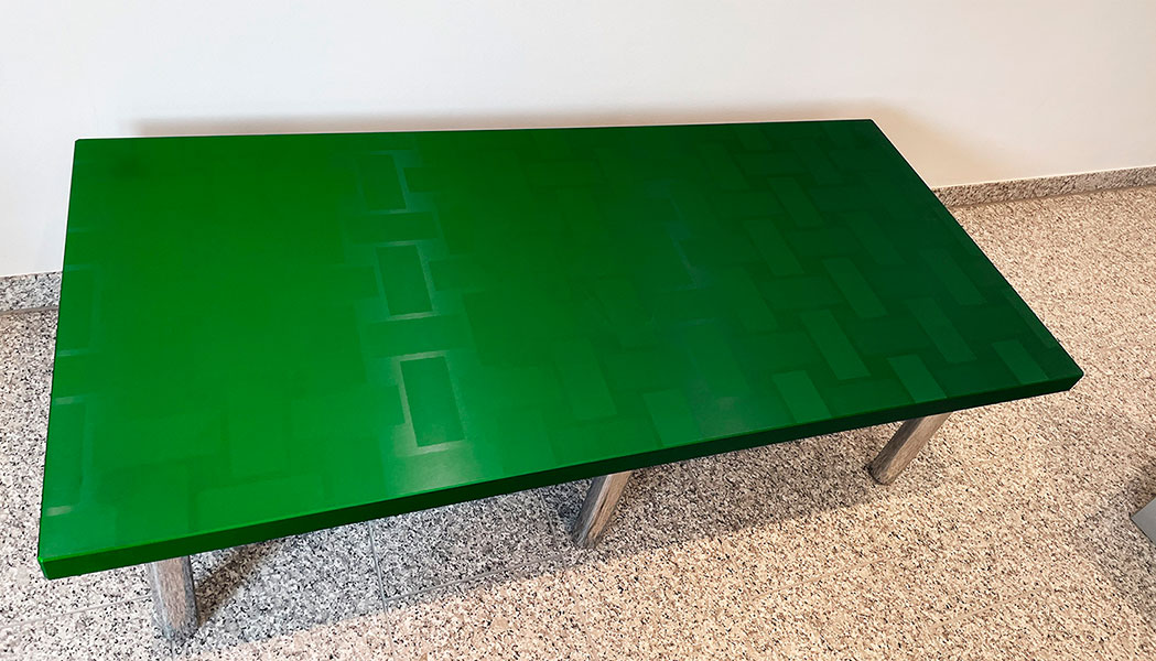 grün eloxierter Tisch